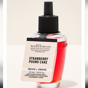 Bath & Body Works Wallflowers Strawberry Pound Cake Refill - Red